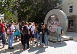 Uczniowie stoją przed instalacją łączącą Lublin z Wilnem